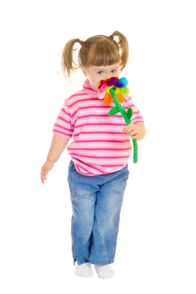 Klein meisje spelen met speelgoed bloem — Stockfoto