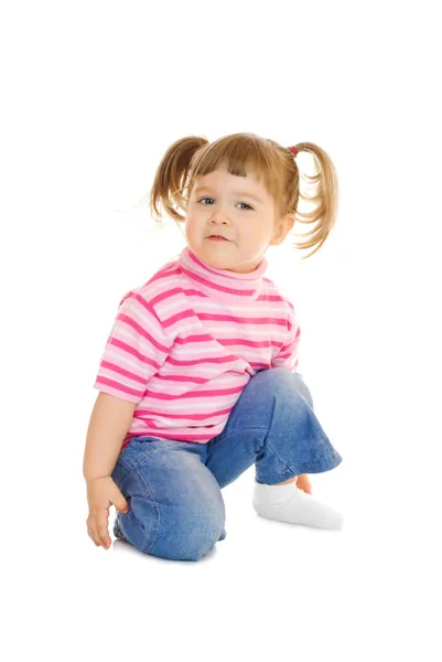 Сидящая смешная маленькая девочка — стоковое фото