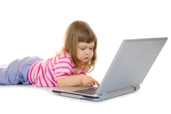 带笔记本电脑的小女孩 — 图库照片