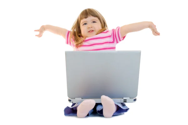Petite fille souriante avec ordinateur portable — Photo