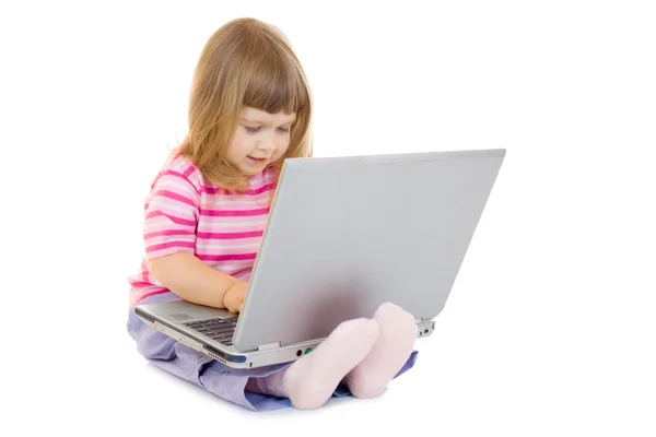 ノート パソコンと少し微笑んでいる女の子 — ストック写真