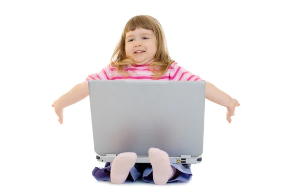 Pequena menina sorridente com laptop — Fotografia de Stock