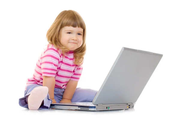 ノート パソコンと少し微笑んでいる女の子 — ストック写真