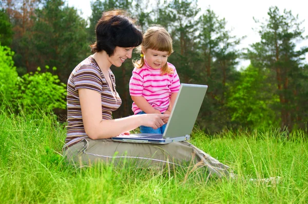 Küçük kız ve annesi ile laptop — Stok fotoğraf