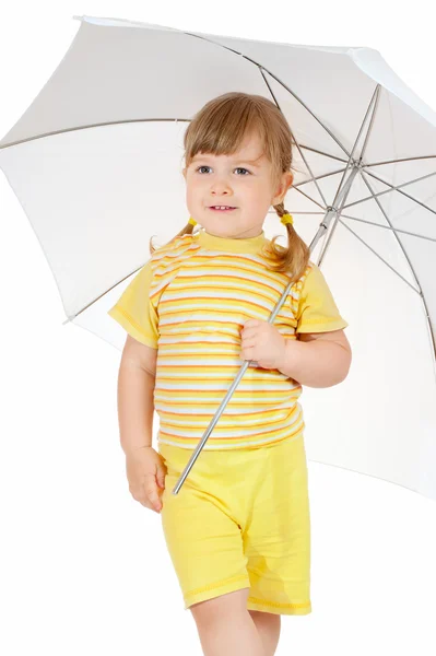 Petite fille souriante avec parasol — Photo