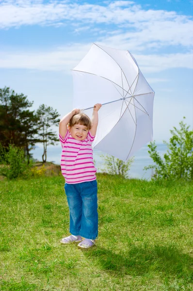 Kleines Mädchen mit Sonnenschirm — Stockfoto