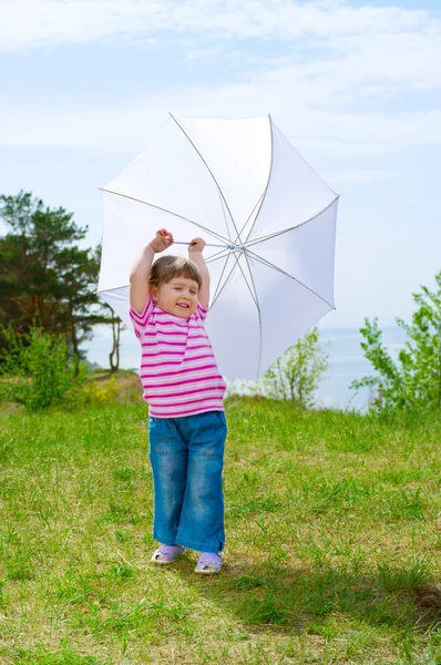 Девочка с зонтиком — стоковое фото