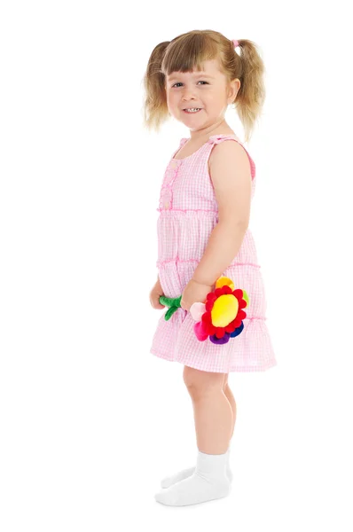Pequena menina sorridente com flor de brinquedo — Fotografia de Stock