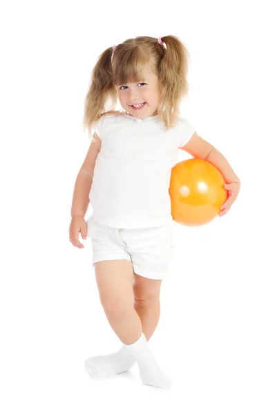 Kis mosolygó lány labdával — Stock Fotó