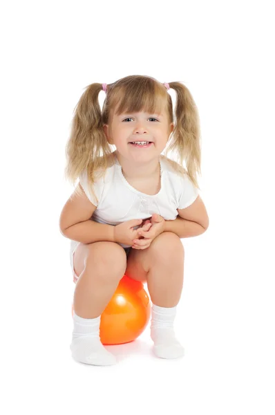 Usměvavá holčička s míčem — Stock fotografie