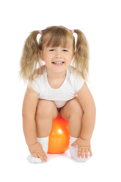 Lilla leende flicka med boll — Stockfoto