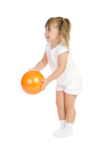 Lilla leende flicka med boll — Stockfoto