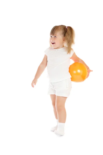 Uśmiechający się dziewczynka z piłką — Zdjęcie stockowe