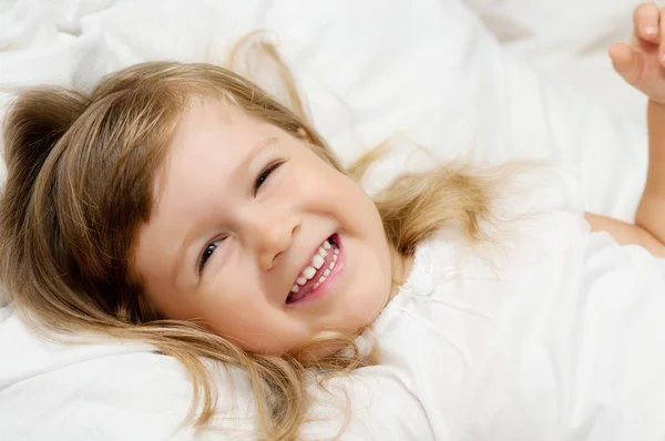 미소짓는 어린 소녀의 모습 — 스톡 사진