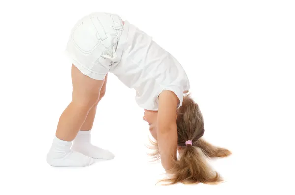 Weinig meisje doet gymnastiek — Stockfoto