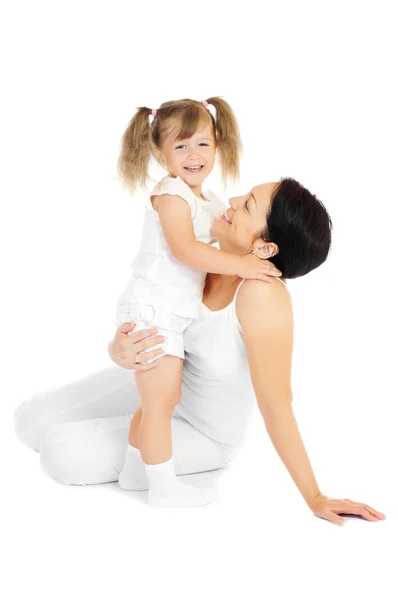 Lilla leende flicka med mamma — Stockfoto