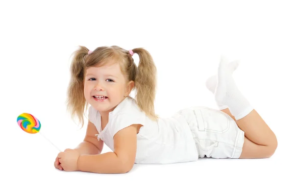 롤리팝을 입고 웃는 작은 소녀 — 스톡 사진