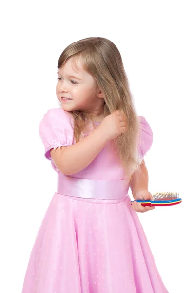 Kleines Mädchen kämmt Haare — Stockfoto