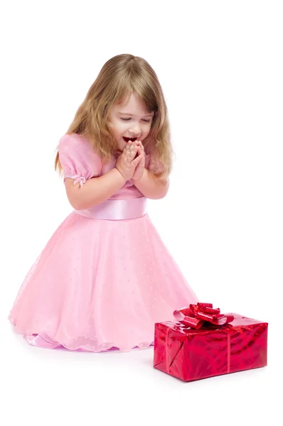 Petite fille avec boîte cadeau — Photo