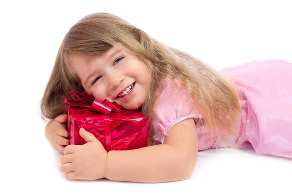 Pequena menina sorridente com caixa de presente — Fotografia de Stock