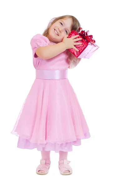 Klein lachend meisje met geschenkdoos — Stockfoto