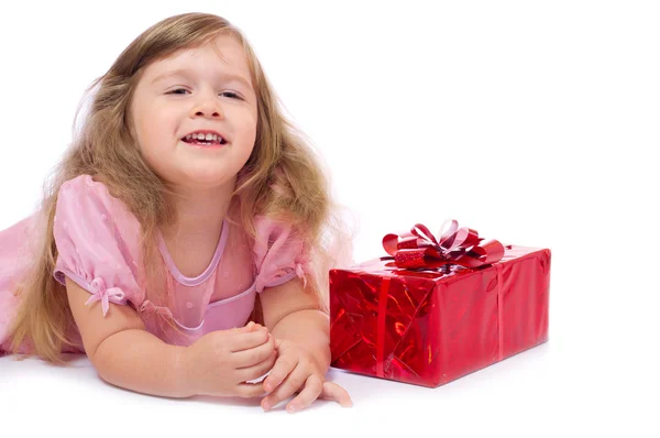 Mała uśmiechnięta dziewczyna z pudełkiem prezentów — Zdjęcie stockowe