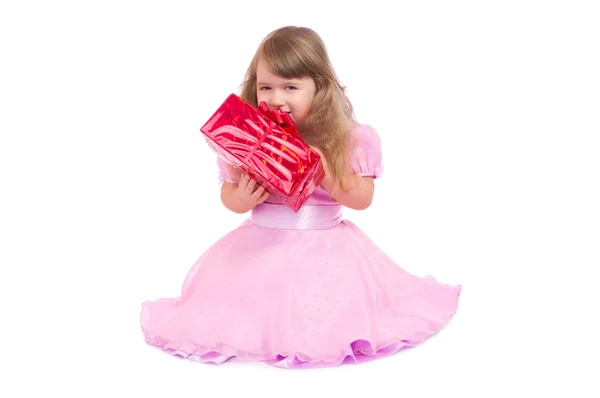 Pequena menina sorridente com caixa de presente — Fotografia de Stock