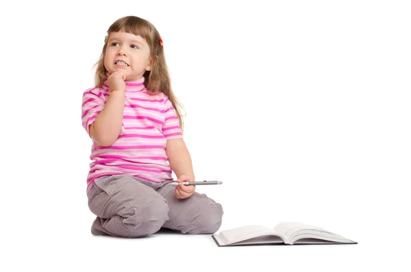 Pequena menina sorridente com livro — Fotografia de Stock