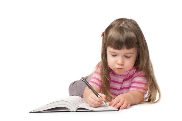 Улыбающаяся маленькая писательница — стоковое фото