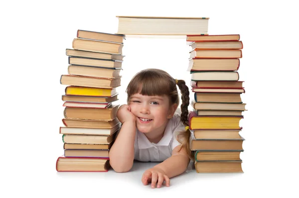 Маленькая улыбающаяся девочка с книгами — стоковое фото