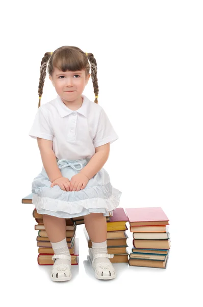 Маленькая девочка с изолированными книгами — стоковое фото