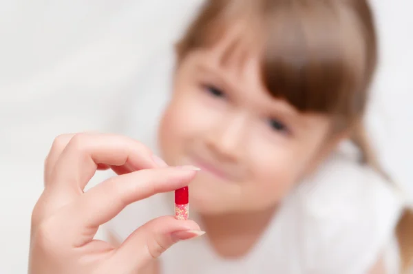 Mulher dar pílula para a menina — Fotografia de Stock