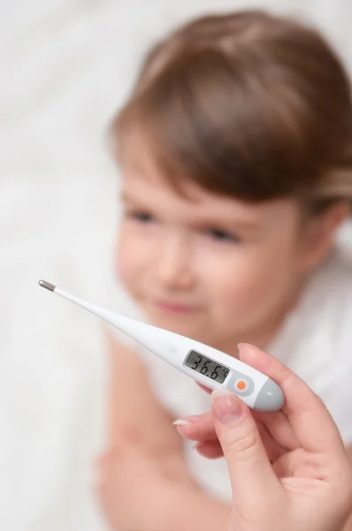 stock image Doctor checks temperature to the girl