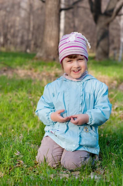 Pequena menina sorridente na floresta — Fotografia de Stock