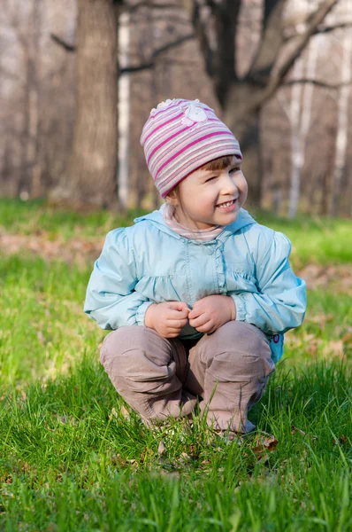 Маленькая улыбающаяся девочка в лесу — стоковое фото