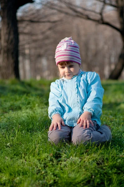Pequena menina sorridente na floresta — Fotografia de Stock