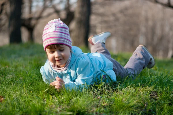 Маленькая улыбающаяся маленькая девочка в лесу — стоковое фото