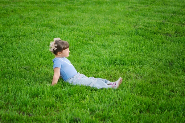 Petite fille sur une prairie — Photo