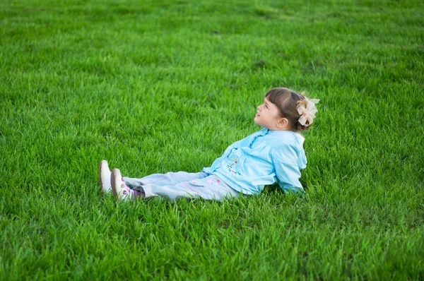 Petite fille sur une prairie — Photo