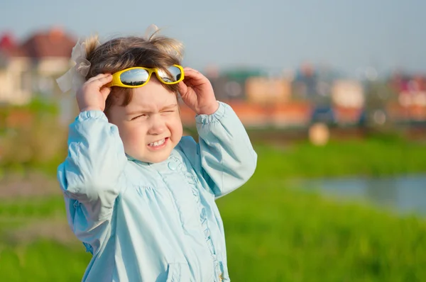 Маленькая девочка в солнечных очках — стоковое фото