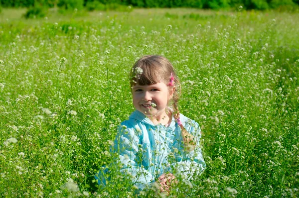 Petite fille sur la prairie — Photo
