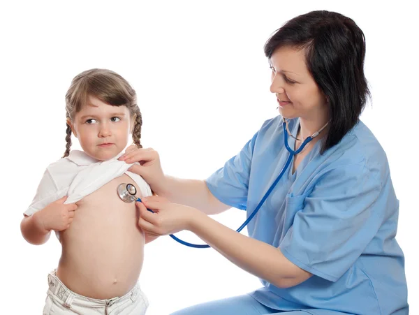 Medico ascolta da stethoscope ragazza — Foto Stock