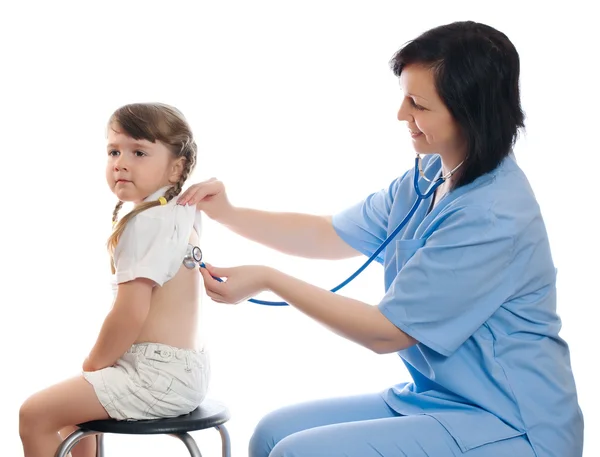Lekarz słucha przez stetoskop dziewczyna — Zdjęcie stockowe