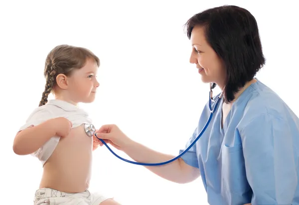 Dottore con stetoscopio e bambina sorridente — Foto Stock