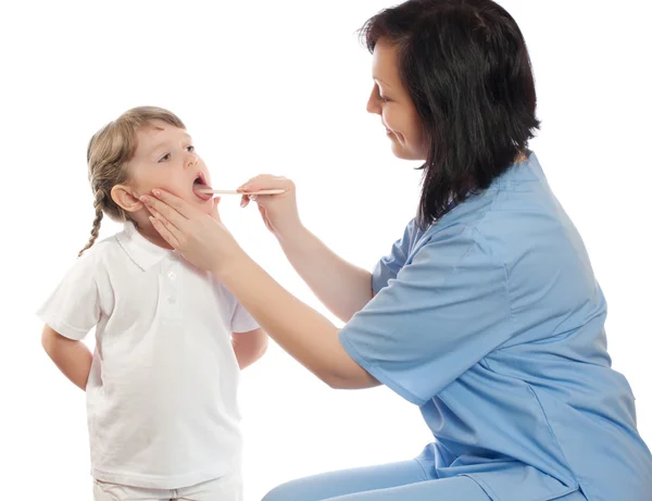 女の子の医師チェック喉 — ストック写真