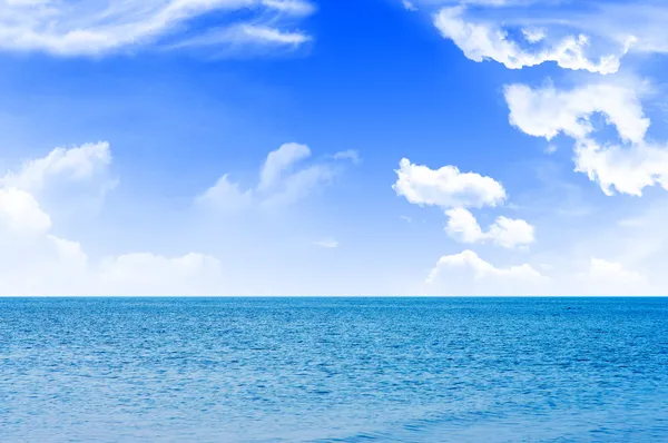 Meer und wolkenverhangener Himmel — Stockfoto