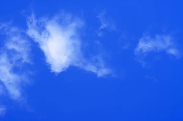 Sommar blå himmel med moln — Stockfoto