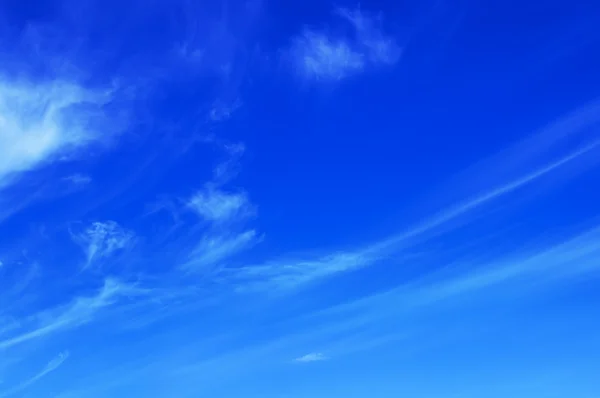 구름이 덮인 여름푸른 하늘 — 스톡 사진