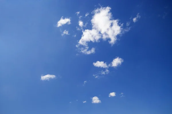 Летнее голубое небо с облаками — стоковое фото
