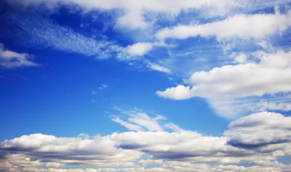 Bulutlu gün ortası mavi gökyüzü — Stok fotoğraf